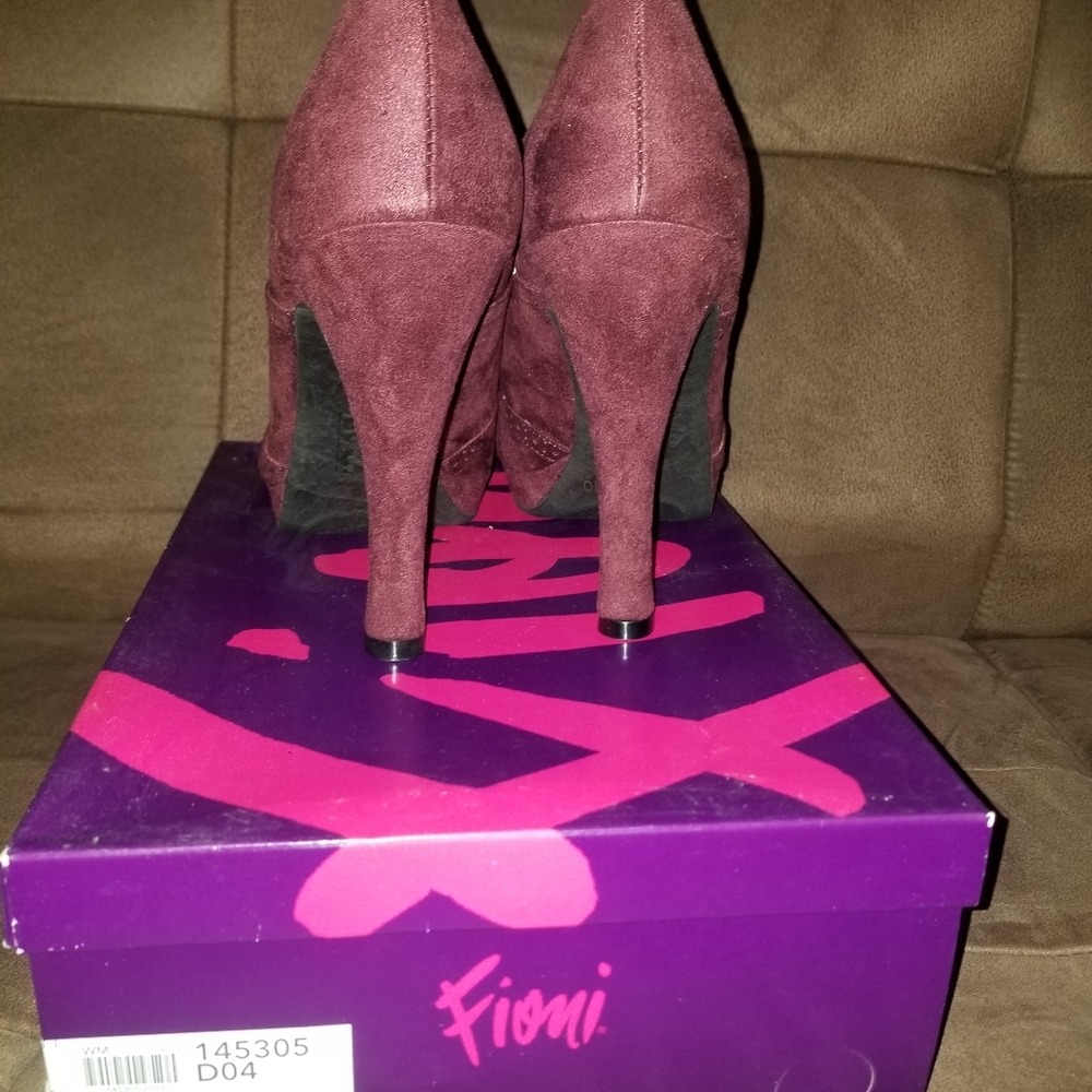 NWT Burgundy Shoes - Size 10